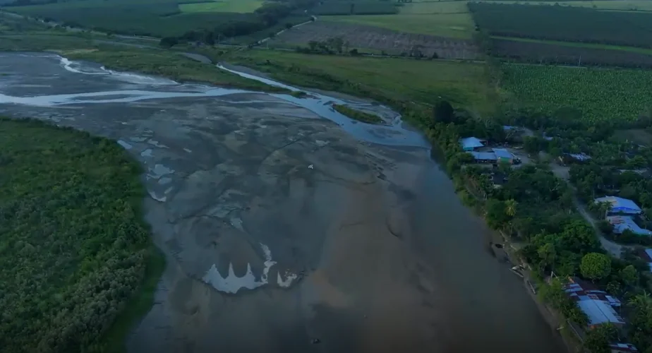 Imagen dron obra proteccion de rio Da Vinci Ingenieria